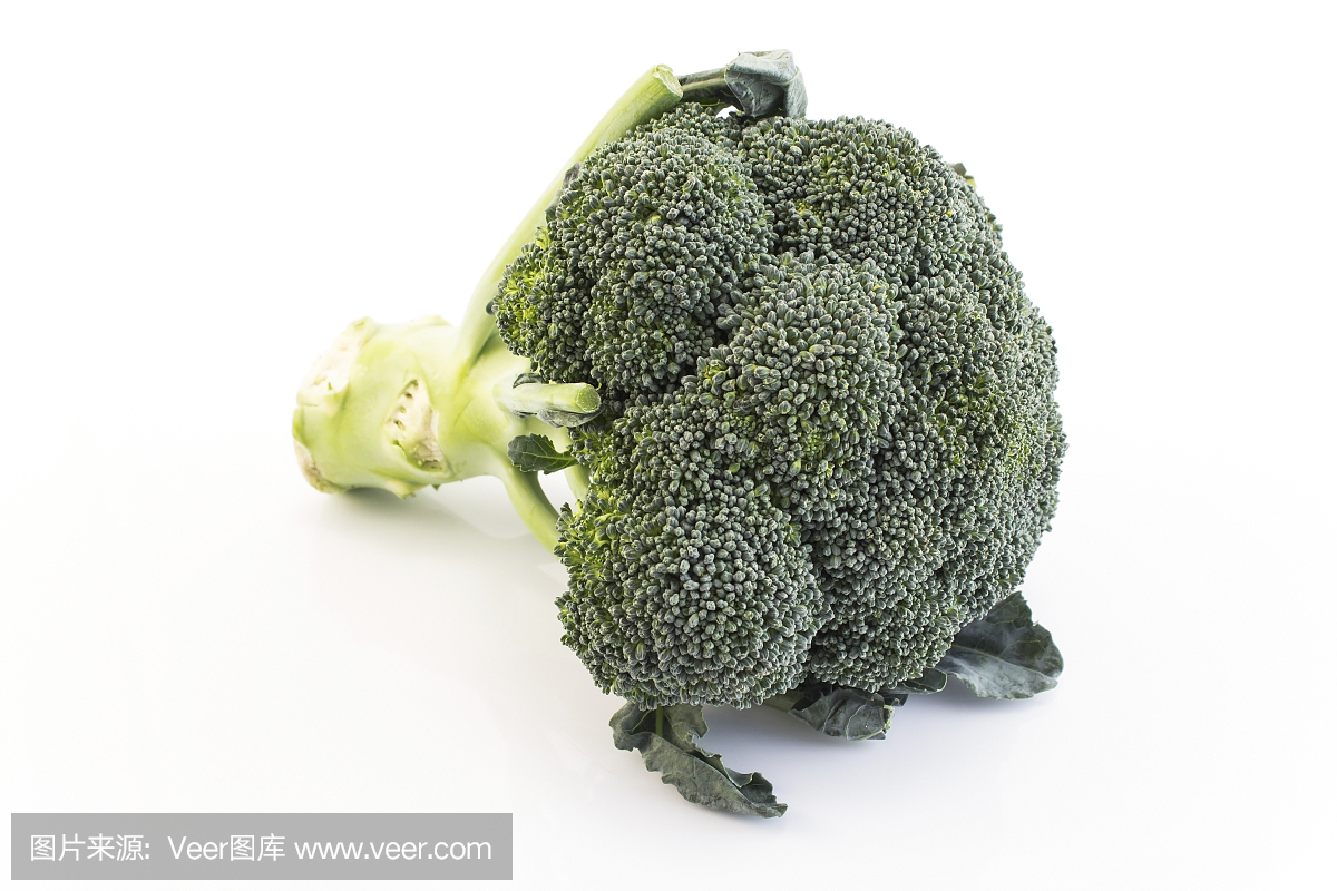 鲜西兰花孤立在白色