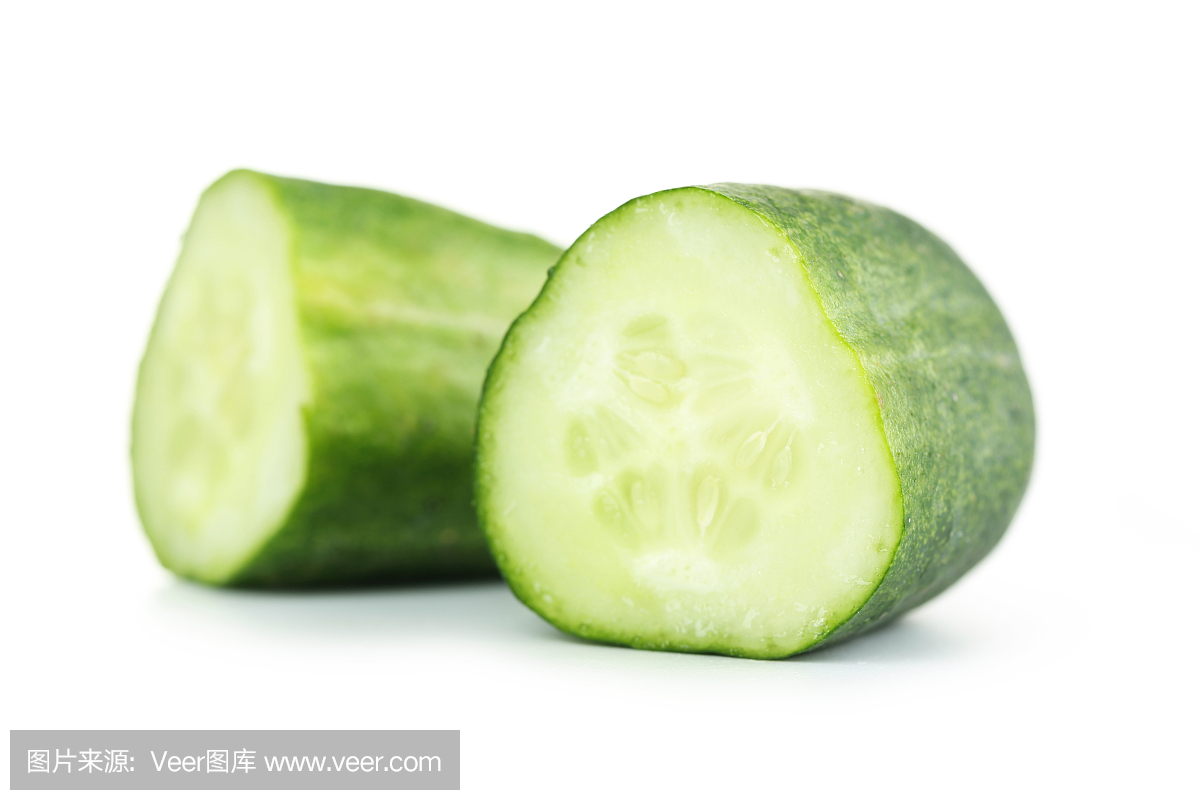 鲜黄瓜孤立于白色