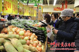 图为超市内平价蔬菜柜台上黄瓜 茄子 青椒 西红柿等新鲜蔬菜一应俱全,顾客正忙着选购 呼伦贝尔新闻
